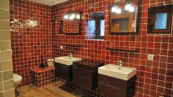 Comfort House, Multiple Bedrooms | Bathroom | Shower