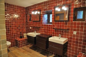 Comfort huis, meerdere slaapkamers | Badkamer | Een douche