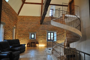 Comfort huis, meerdere slaapkamers | Woonkamer | Flatscreentelevisie