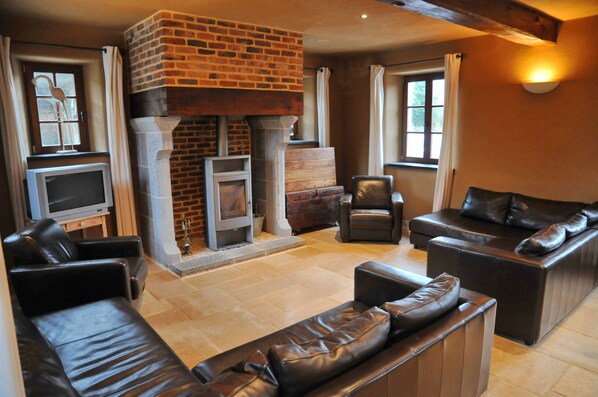 Comfort huis, meerdere slaapkamers | Woonkamer | Flatscreentelevisie