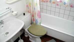 A bathroom with a toilet, sink, and bathtub. - Chenets 'Les Hirondelles' (Bievre)