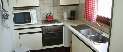 Comfort House, 3 Bedrooms | Private kitchen | Fridge, microwave, oven, stovetop