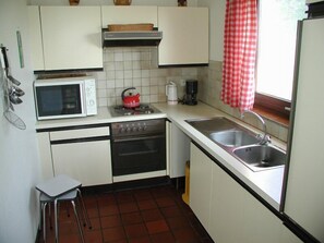 Comfort huis, 3 slaapkamers | Privékeuken | Een koelkast, een magnetron, een oven, een kookplaat