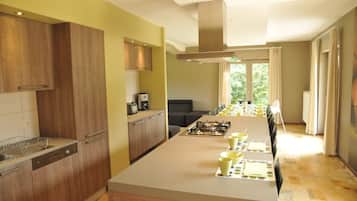Comfort House, Multiple Bedrooms | Private kitchen | Fridge, microwave, oven, stovetop