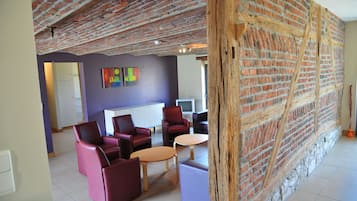 Comfort Cottage, 5 Bedrooms | Living area | Flat-screen TV