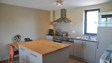 Comfort Cottage, 5 Bedrooms | Private kitchen | Fridge, microwave, oven, stovetop