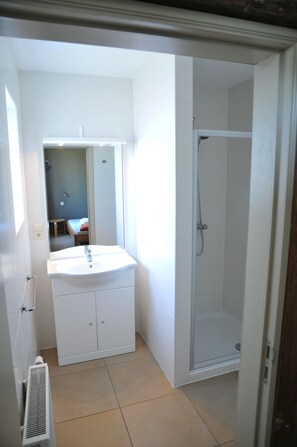 Chaumière Confort, 5 chambres | Salle de bain | Douche