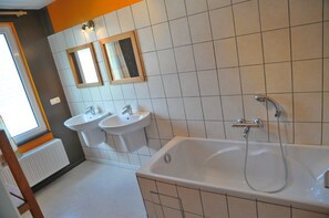 Comfort Cottage, 4 Bedrooms | Bathroom - Chez Zabeth - Côté Jardin (Durbuy)