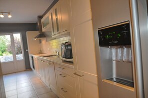 Comfort huis, meerdere slaapkamers | Privékeuken | Een koelkast, een magnetron, een oven, een kookplaat