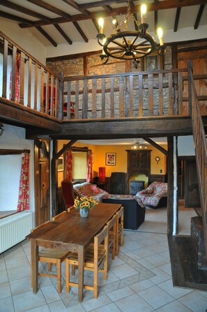Cottage Comfort, 4 kamar tidur | Makan di kamar