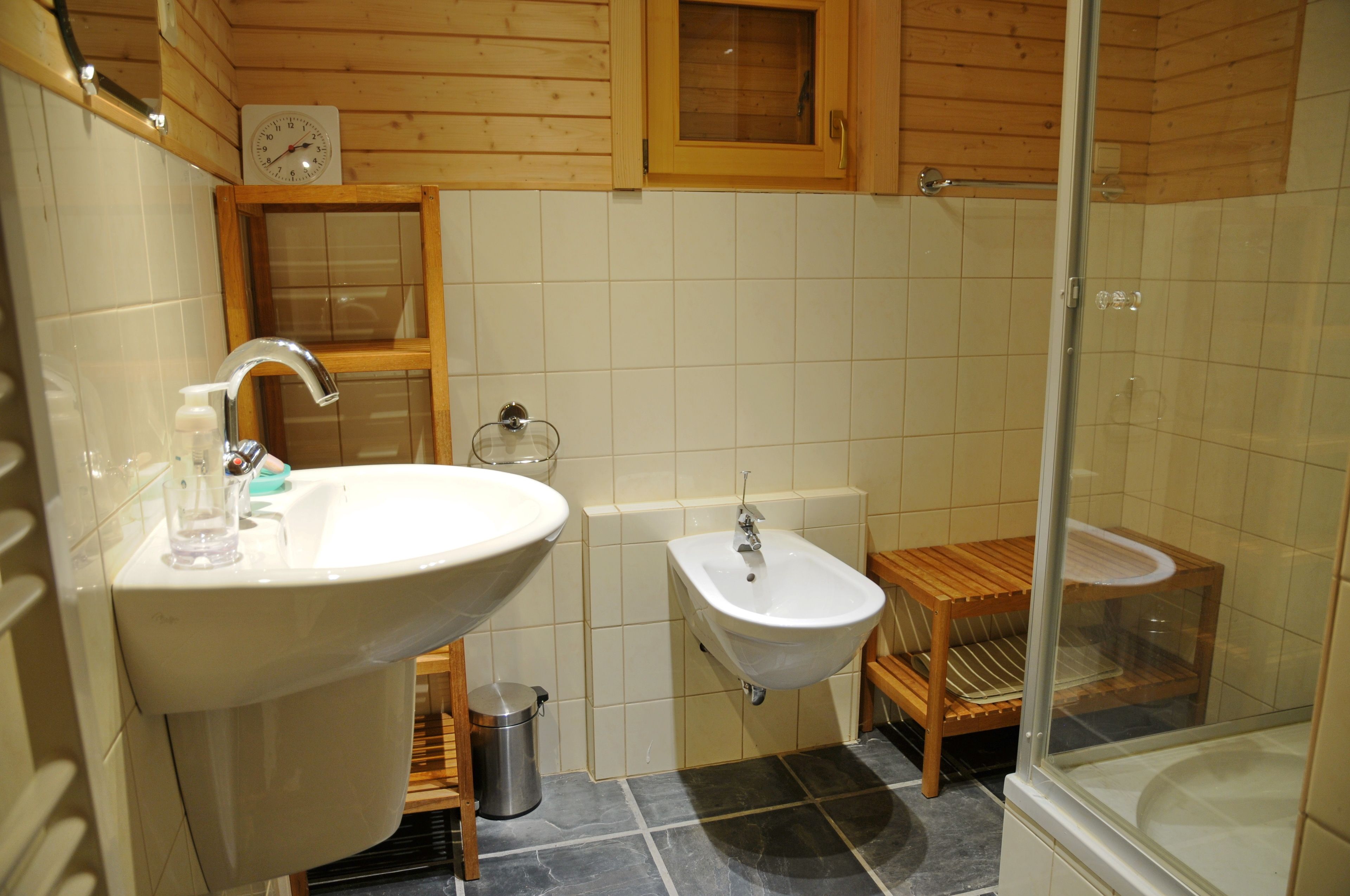 Ein Badezimmer mit Waschbecken, Bidet und einer Duschkabine.