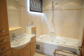Maison Confort, 4 chambres | Salle de bain | Douche