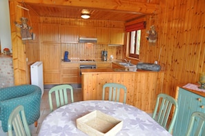 Comfort House, 4 Bedrooms | In-room dining