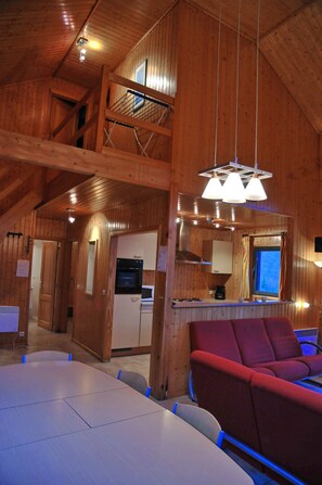 Casa Confort, 3 habitaciones | Sala de estar | Televisión 