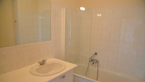 Apartemen Comfort, 2 kamar tidur | Kamar mandi