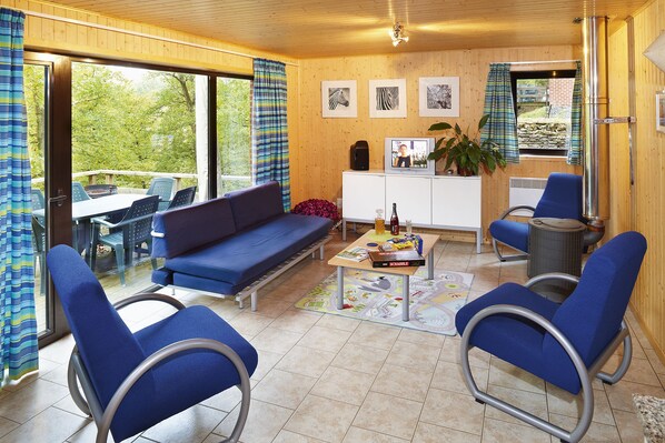 Casa Confort, 3 habitaciones | Sala de estar | Televisión y chimenea 