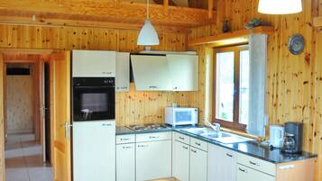 Comfort House, 3 Bedrooms | Private kitchen | Fridge, microwave, oven, stovetop