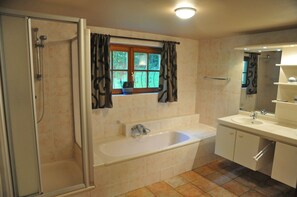 Comfort Chalet, 4 Bedrooms | Bathroom | Shower