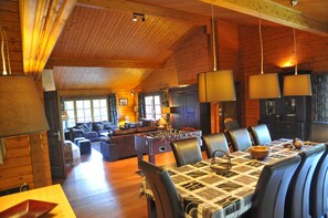 Comfort chalet, 4 slaapkamers | Woonruimte | Flatscreentelevisie, een dvd-speler en een tafeltennistafel