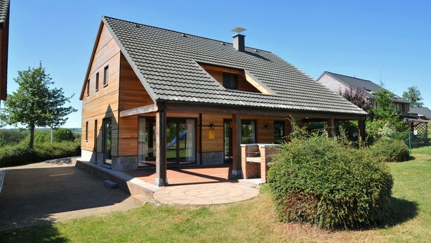 A modern two-story house with a sloped roof, large windows, and a covered porch. - Lindbergh (Durbuy)