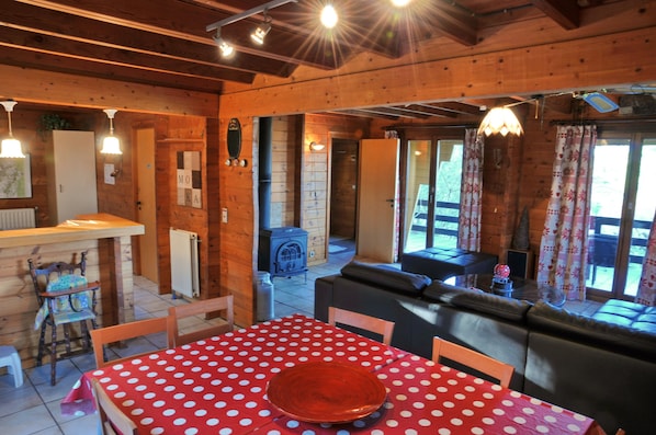 Chalet Confort, 3 chambres | Salle de séjour | Télévision, cheminée