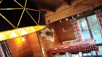 Comfort chalet, 3 slaapkamers | Dineren op de kamer