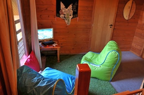 Chalet Confort, 3 chambres | Coin séjour | Télévision, cheminée