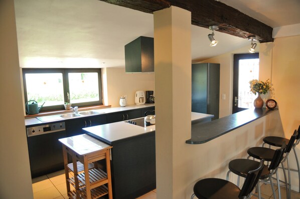 Comfort House, 6 Bedrooms | Private kitchen | Fridge, microwave, oven, stovetop