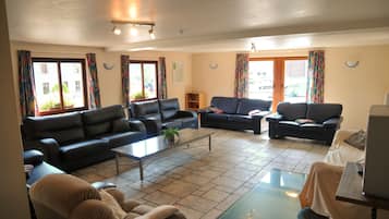 Comfort House, 6 Bedrooms | Living room | TV