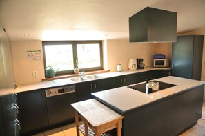 Hus – comfort, 6 soverom | Eget kjøkken | Kjøleskap, mikrobølgeovn, ovn og kokeplater