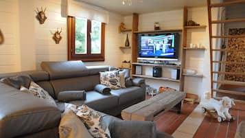 Comfort Chalet, 6 Bedrooms | Living room | TV, DVD player