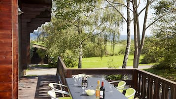 Comfort Chalet, 6 Bedrooms | Terrace/patio