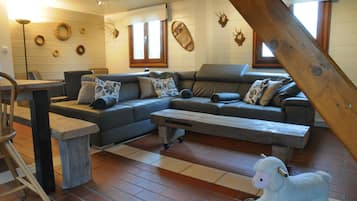 Chalet Confort, 6 chambres | Salle de séjour | Télévision, cheminée, lecteur de DVD