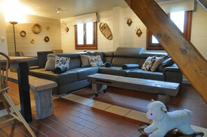Comfort Chalet, 6 Bedrooms | Living room