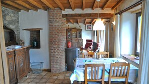 Cottage tiện nghi đơn giản, 2 phòng ngủ | Khu vực ăn uống tại phòng