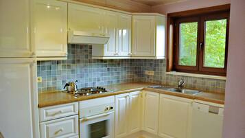 Comfort House, 3 Bedrooms | Private kitchen | Fridge, oven, stovetop, dishwasher