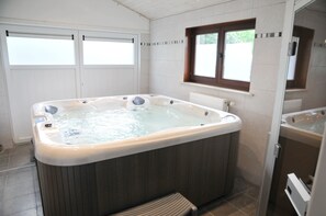Indoor spa tub - Petite Enneille (Durbuy)