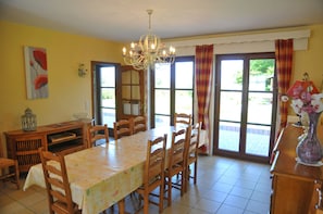 Comfort House, 5 Bedrooms | In-room dining