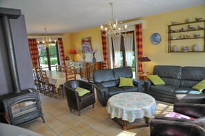 Comfort House, 5 Bedrooms | Living area