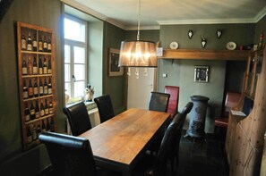 Maison Confort, 4 chambres | Repas dans la chambre