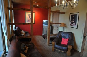 舒適獨棟房屋, 4 間臥室 | 客廳 | 電視