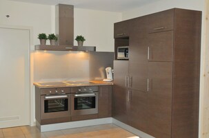 Chalet Confort, varias habitaciones | Cocina privada | Frigorífico, microondas, horno y placa de cocina