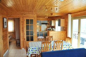 Comfort Chalet, 4 Bedrooms | In-room dining