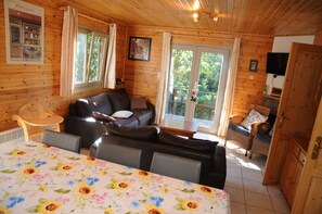 Comfort Chalet, 4 Bedrooms | Living area | Flat-screen TV, DVD player - Rochettes - Vénus 2 (La Roche-en-Ardenne)