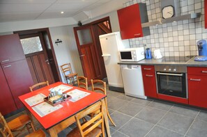 Comfort House, 4 Bedrooms | In-room dining - Stone Lodge (Bastogne)