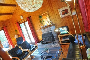 Comfort Chalet, 4 Bedrooms | Living area