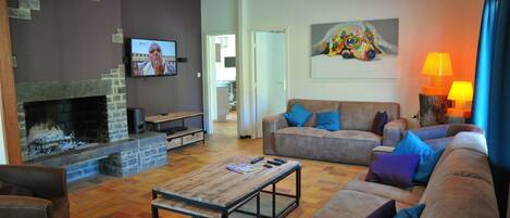 Comfort Chalet, Multiple Bedrooms | Living room