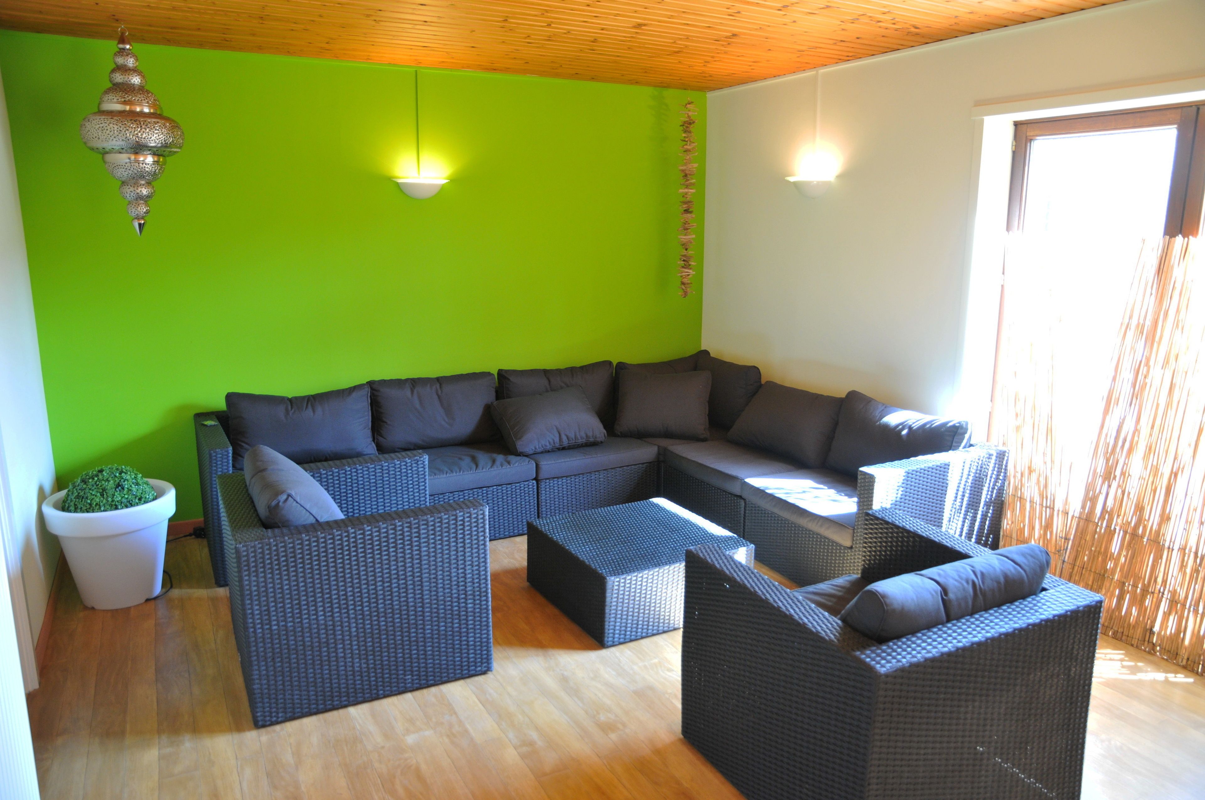 Uma sala de estar moderna com um sofá seccional, duas poltronas e uma mesa de centro.