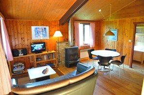 Chalet Standard, 2 chambres | Aire de séjour | Téléviseur
