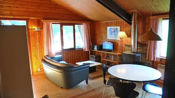 Standaard chalet, 2 slaapkamers | Woonruimte | Een televisie